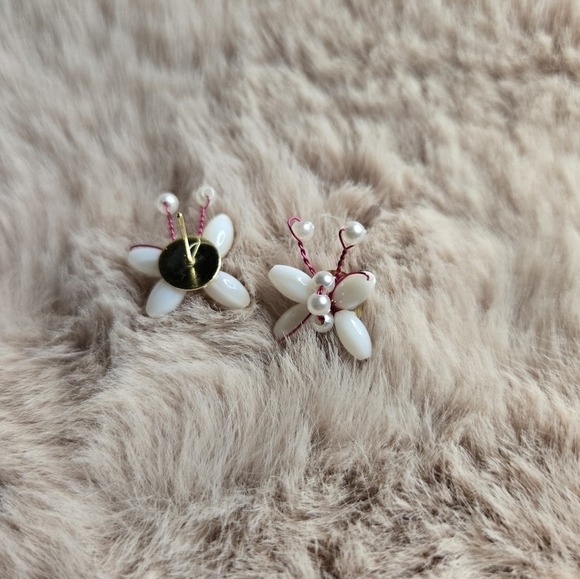 Mother of pearl butterfly studs - Picture 3 of 3